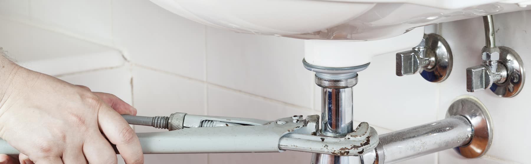 Tightening the screws of the sink drain