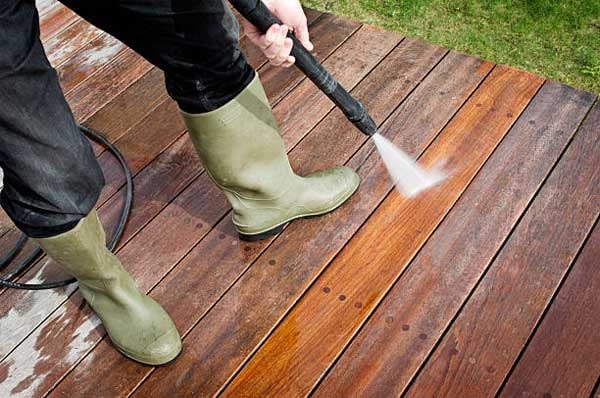 cleaning-oil-timber-decking-high-water-pressure-jet-wash