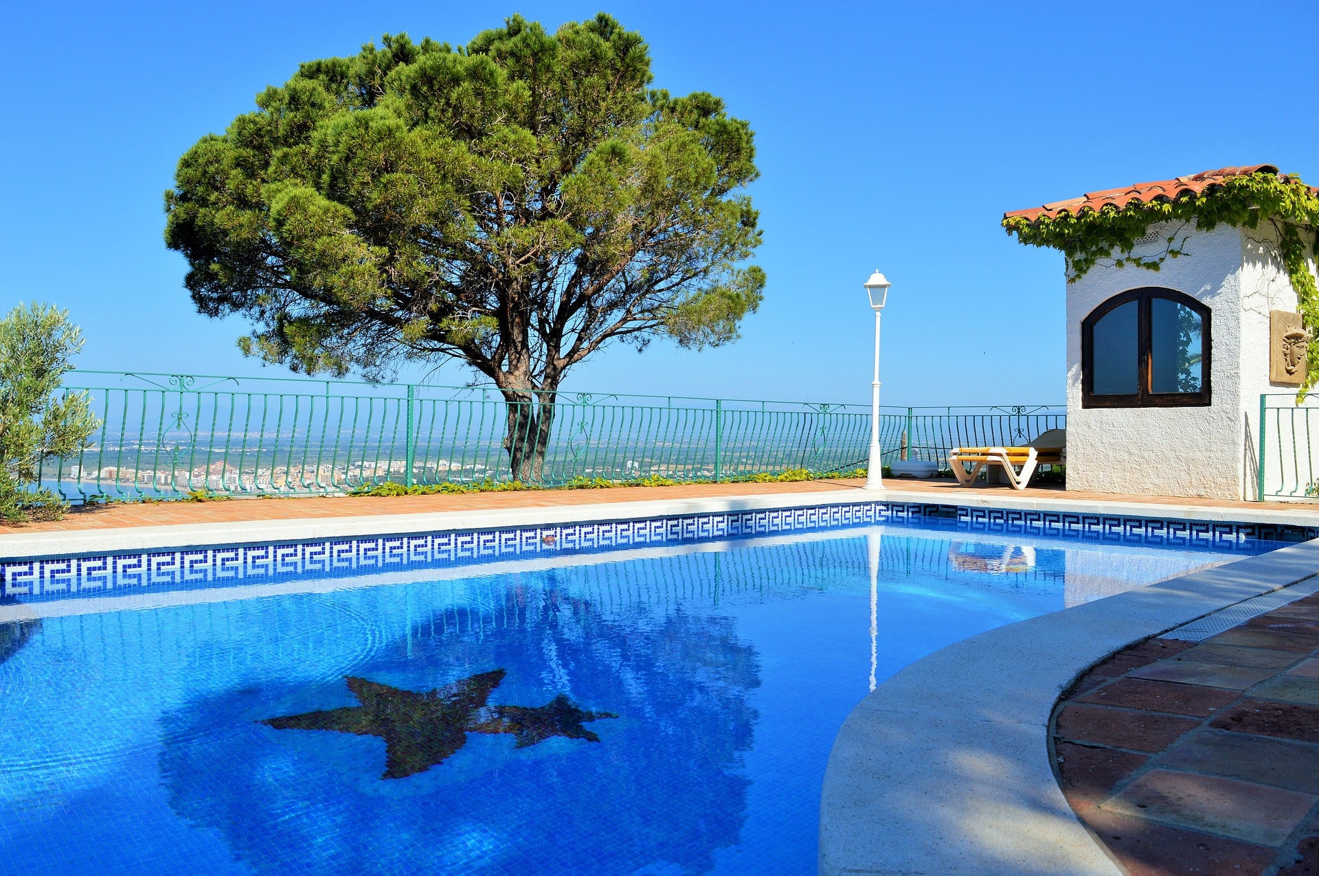 pool-958429_1920-1