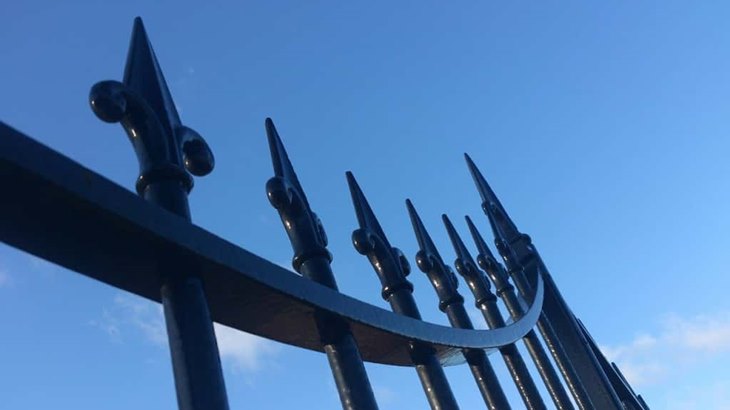 service-seeking_fences