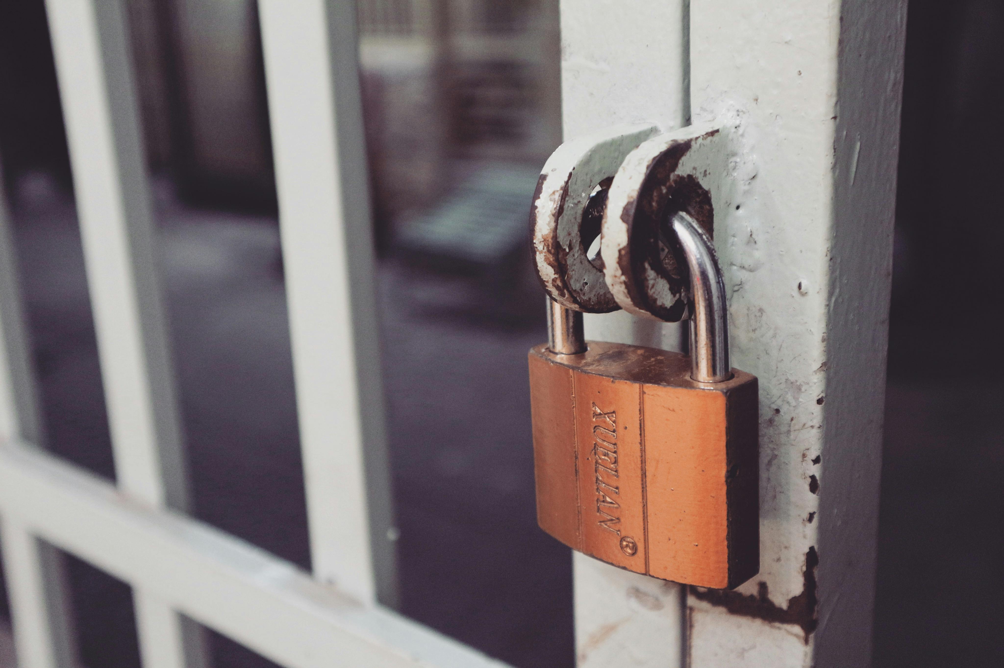 Padlock side gates