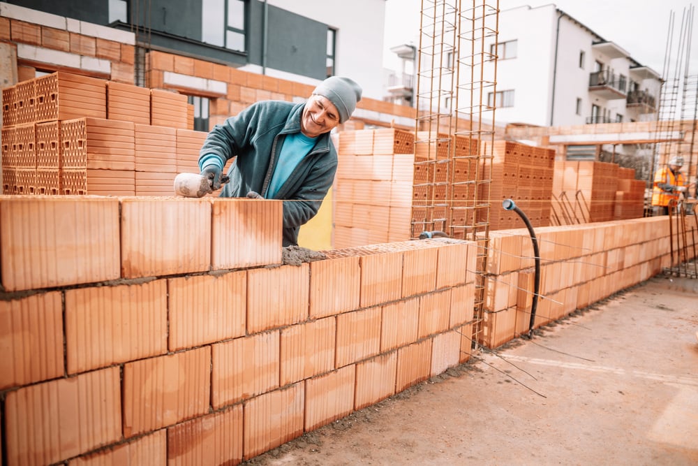 bricklayer-working-outdoors-cold-serviceseekingjpg