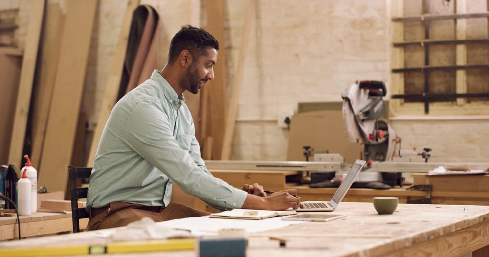 carpenter-laptop-tradie-serviceseeking-1