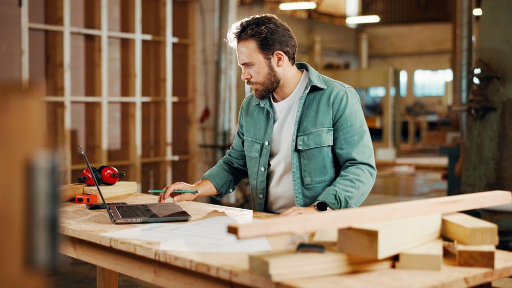 carpenter-laptop-tradie-serviceseeking