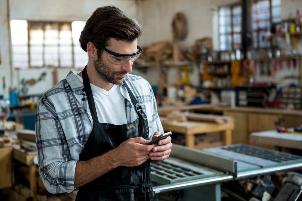 carpenter-texting-serviceseeking-1