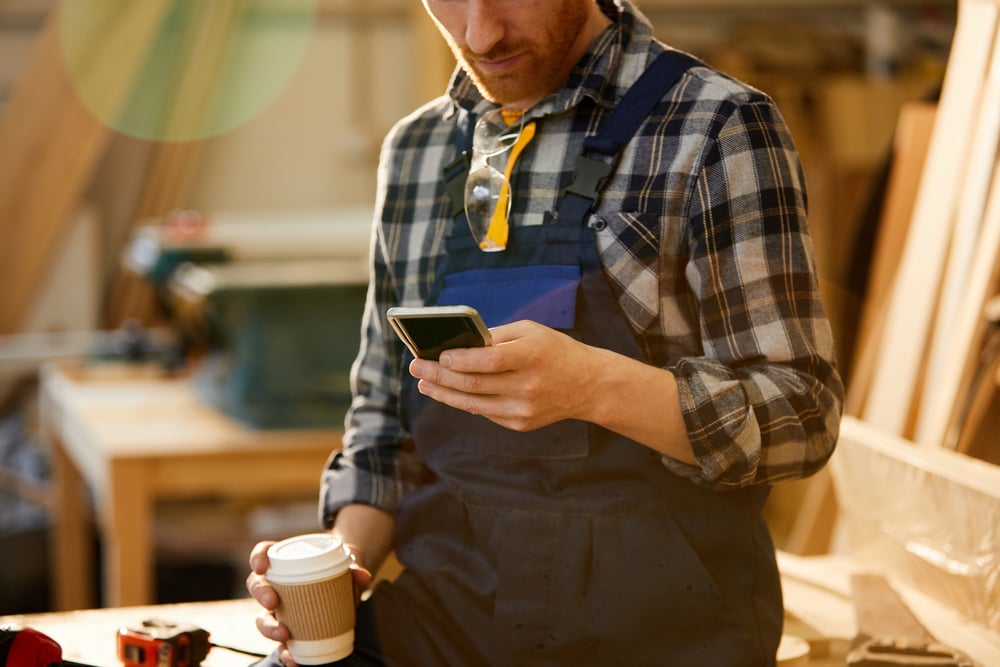 carpenter-texting-tradie-serviceseeking