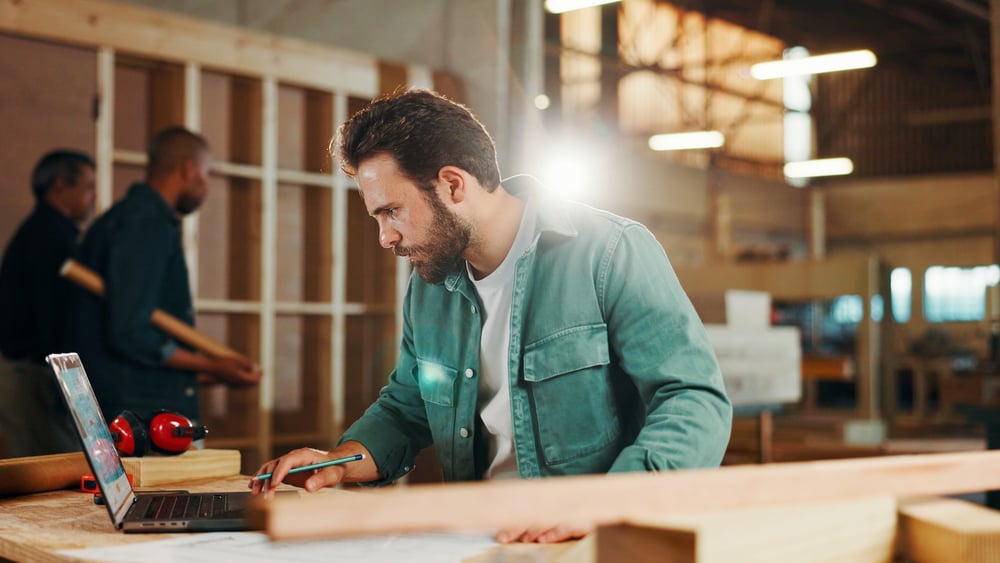 carpenter-tradie-busy-laptop-serviceseeking