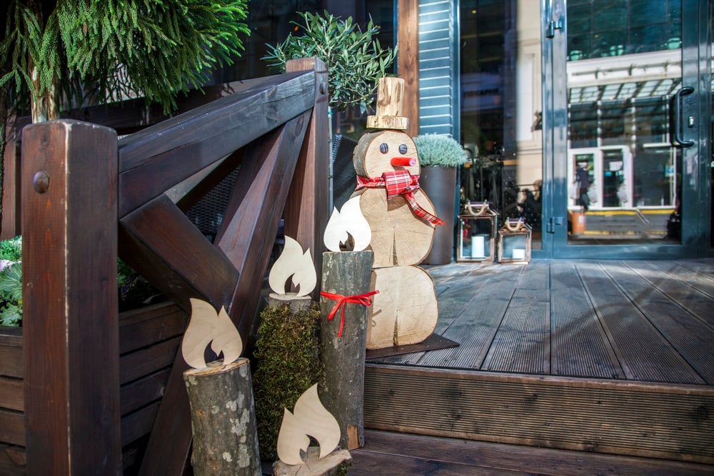 christmas-deck-backyard-summer-serviceseeking