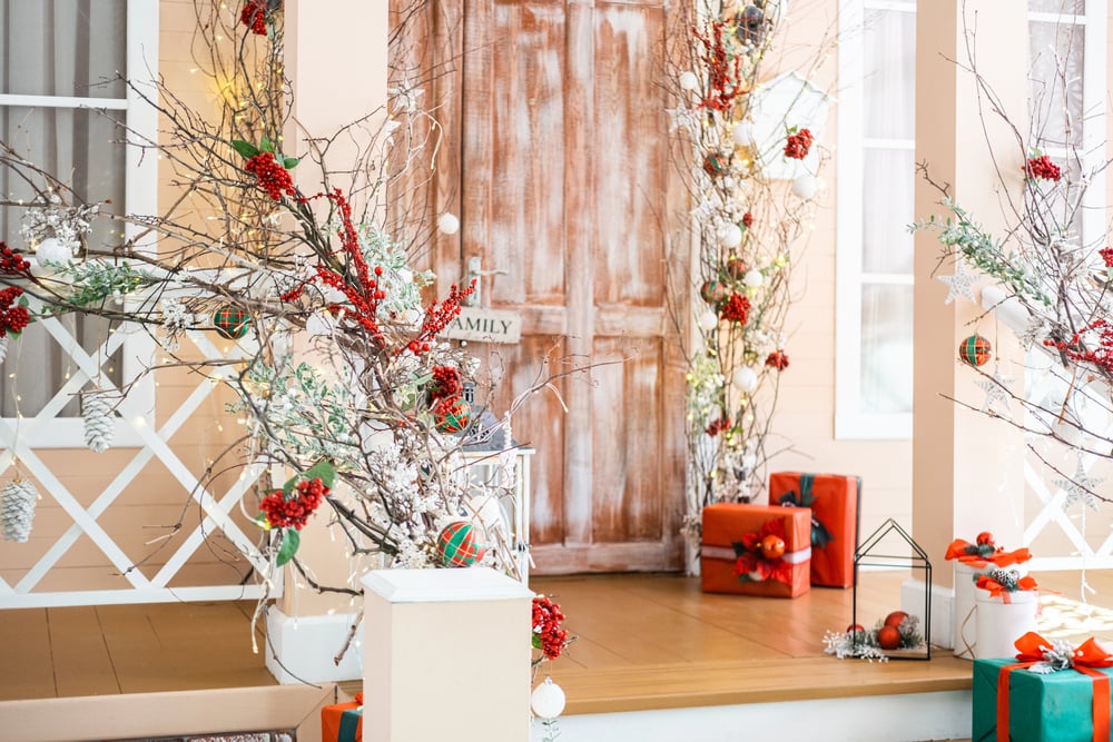 christmas-decor-porch-serviceseeking