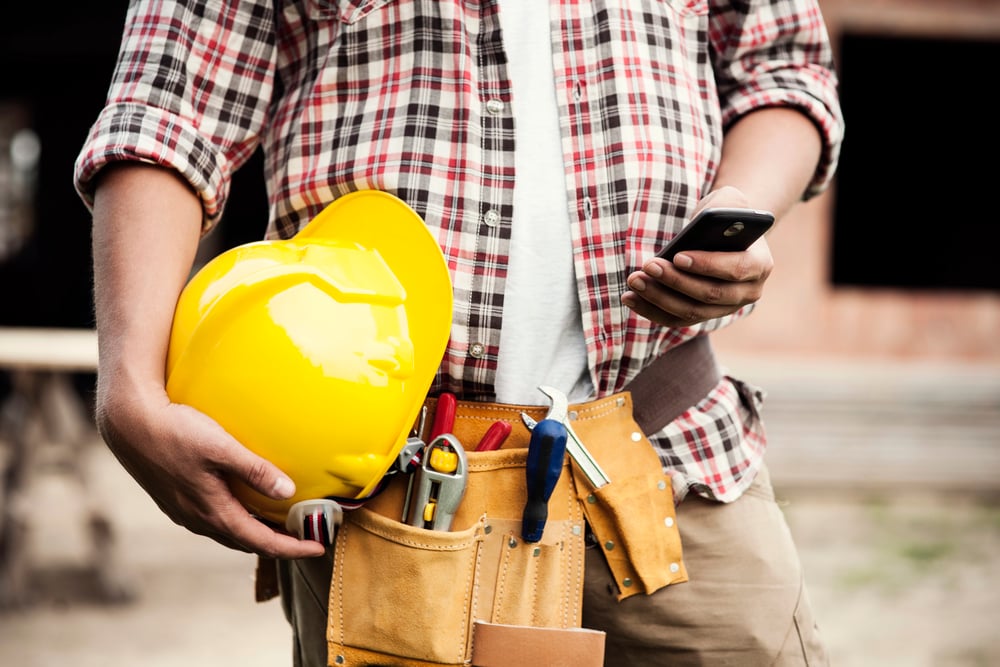 construction-worker-texting-tradie-serviceseeking