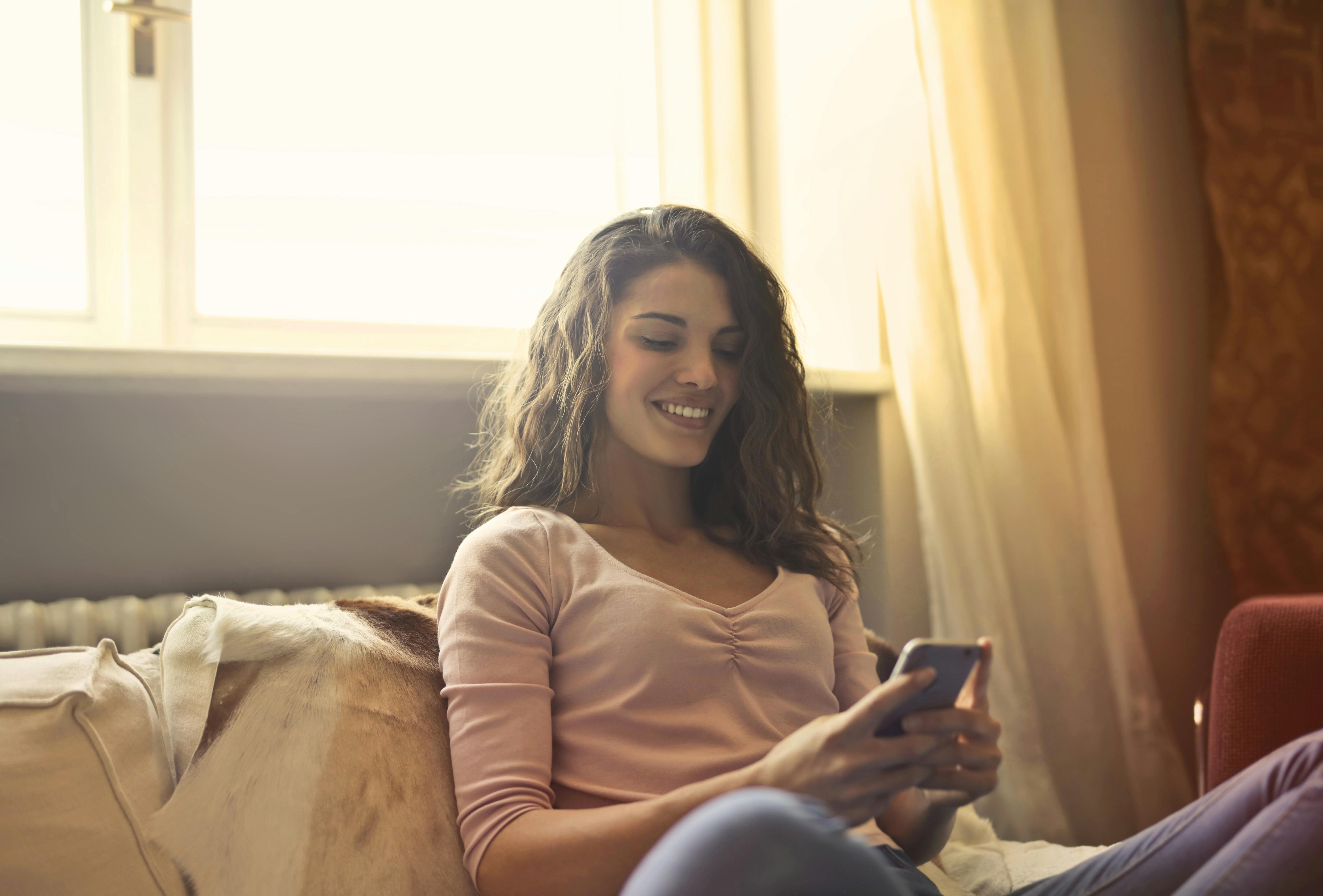 homeowner-texting-communication-serviceseeking-jpg