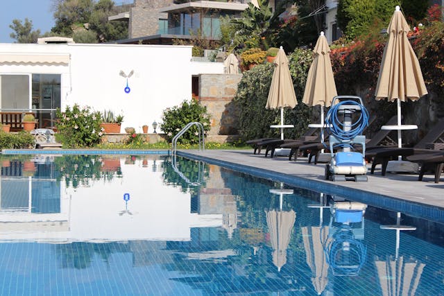 pool-cleaning-serviceseeking-1