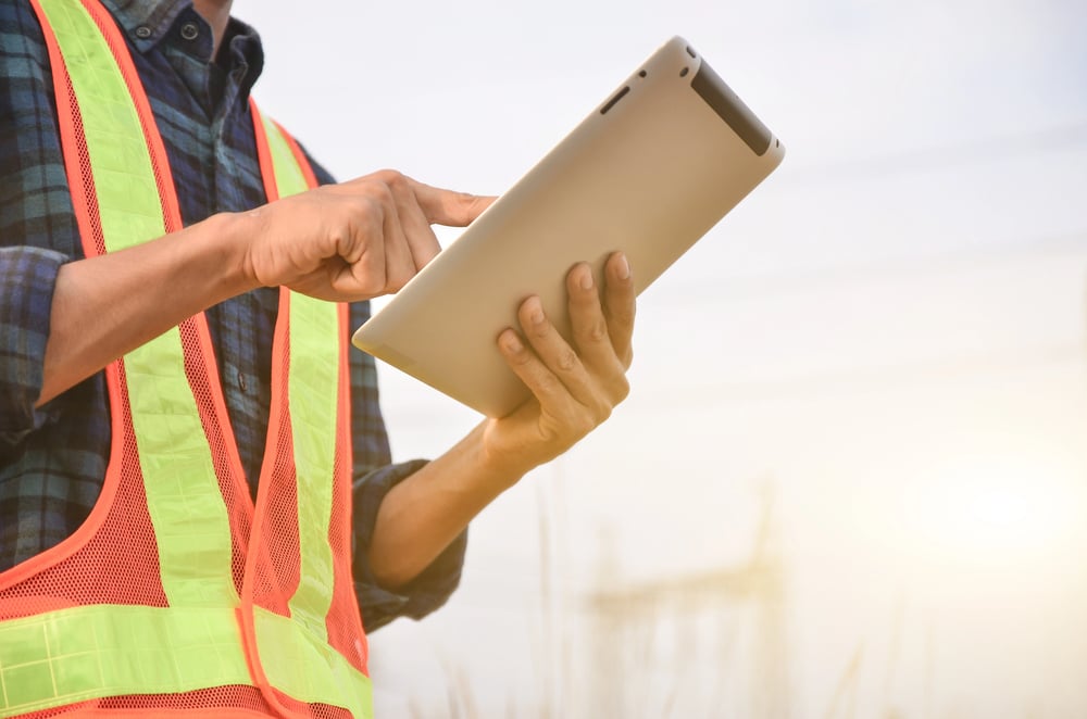 tradie-tablet-text-serviceseeking